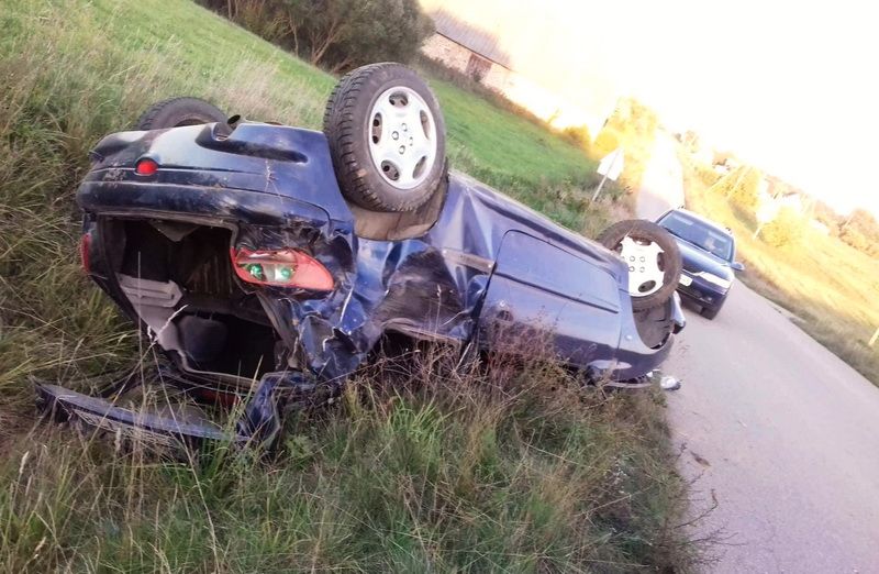Alovės kaime apsivertė Peugeout (foto)