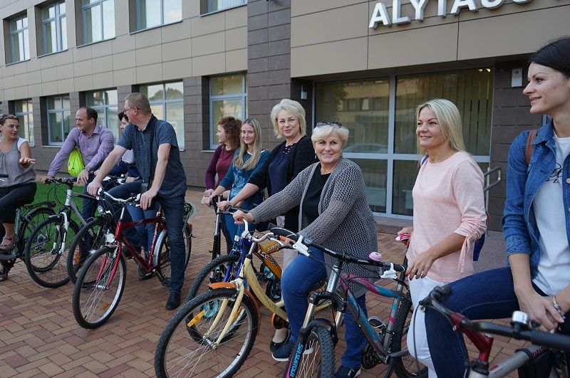 Alytaus rajono savivaldybės  darbuotojai automobilius iškeitė į alternatyvias transporto priemones