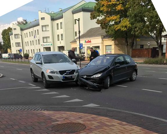 Alytuje prie policijos komisariato keliu nepasidalijo du automobiliai
