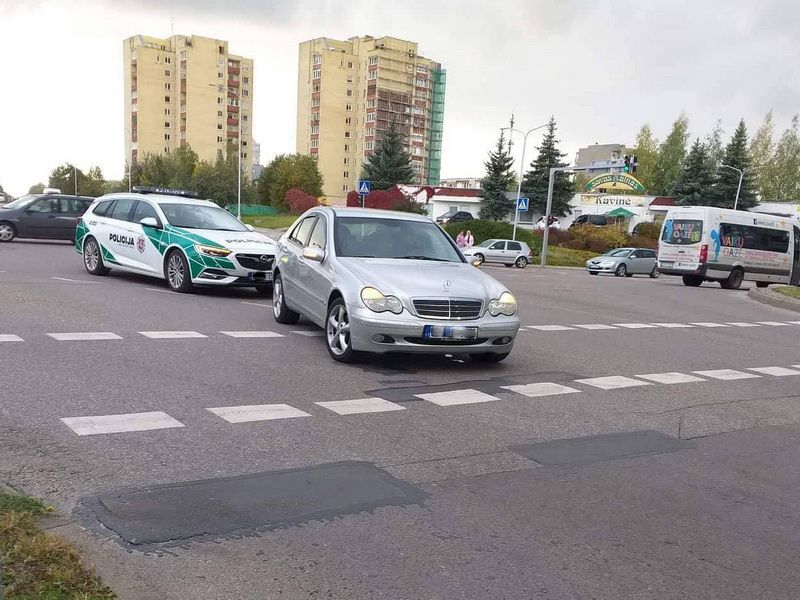 Alytaus Statybininkų gatvėje moters vairuojamas automobilis partrenkė per perėją ėjusį pėsčiąjį (foto)