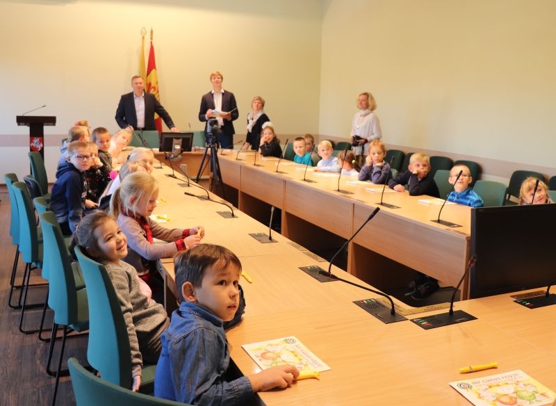 Pirmokų pažintis su Alytaus rajonu prasidėjo nuo herbo
