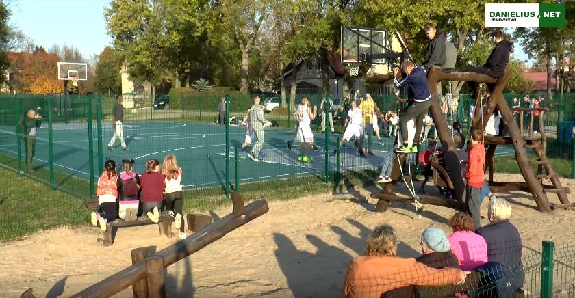 Rusnėje iškilmingai atidarytos sporto aikštelės (video)