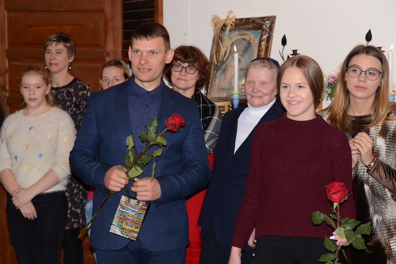 Rumbonių tikintieji rinkosi į gyvojo Rožančiaus kalbėtojų baigiamąją šventę (video+foto)