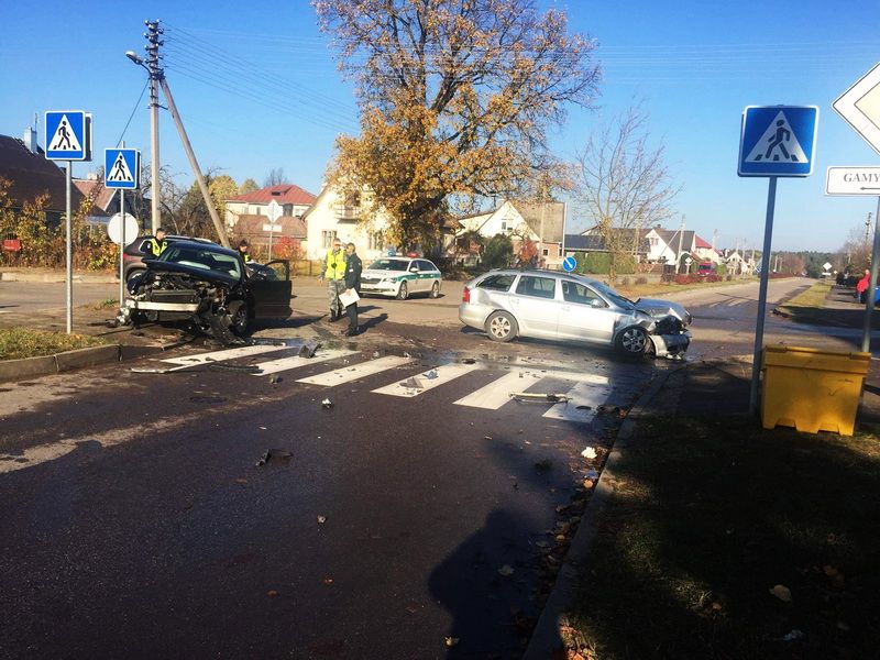 Alytaus Varėnos-Gamyklos gatvių sankryžoje susidūrė “Audi” ir “Škoda” (foto)