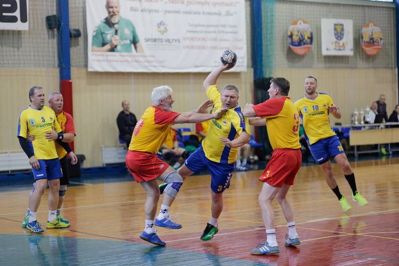 Varėnoje rankinio veteranai varžėsi dėl Ukrainos ambasadoriaus taurės (foto)
