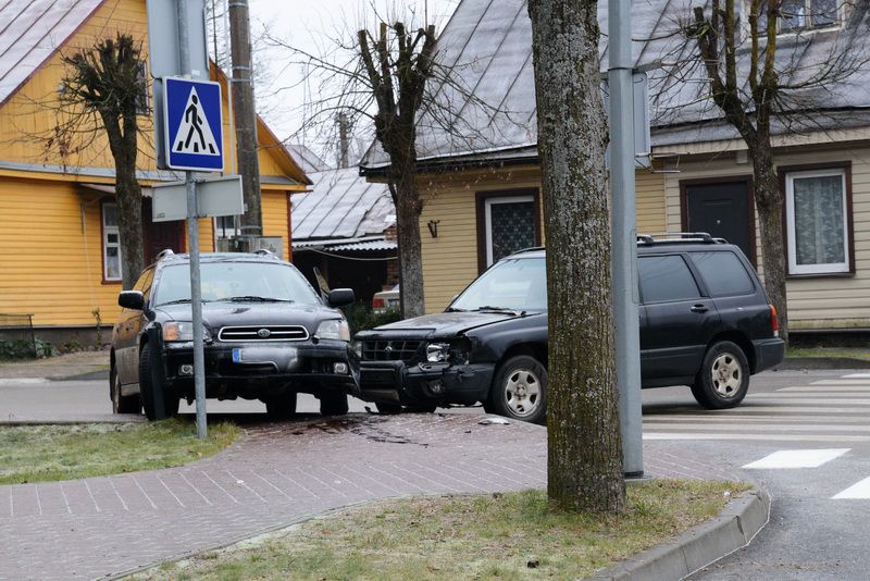 Dauguose susidūrė du “Subaru” automobiliai (foto)