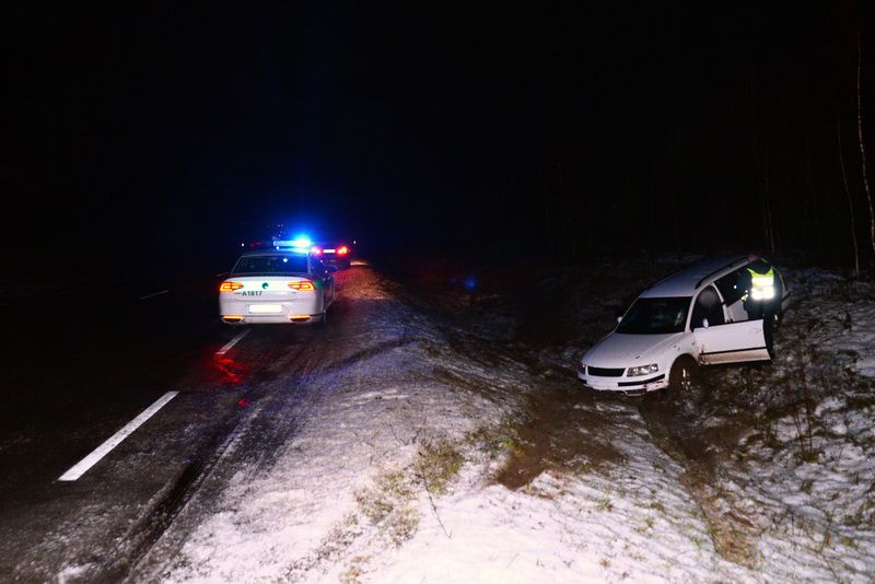 Slidžiame Daugų-Alytaus kelyje neišsilaikė galimai neblaivaus vyro vairuojamas “Passat” (foto)