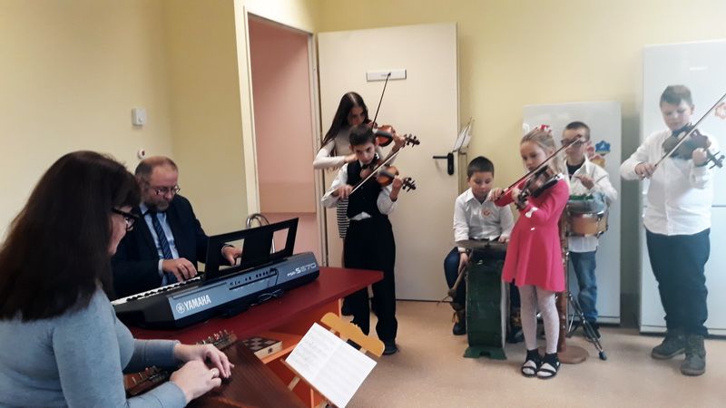 Pivašiūnų jaunieji muzikantai muzikavo globos namuose (foto)