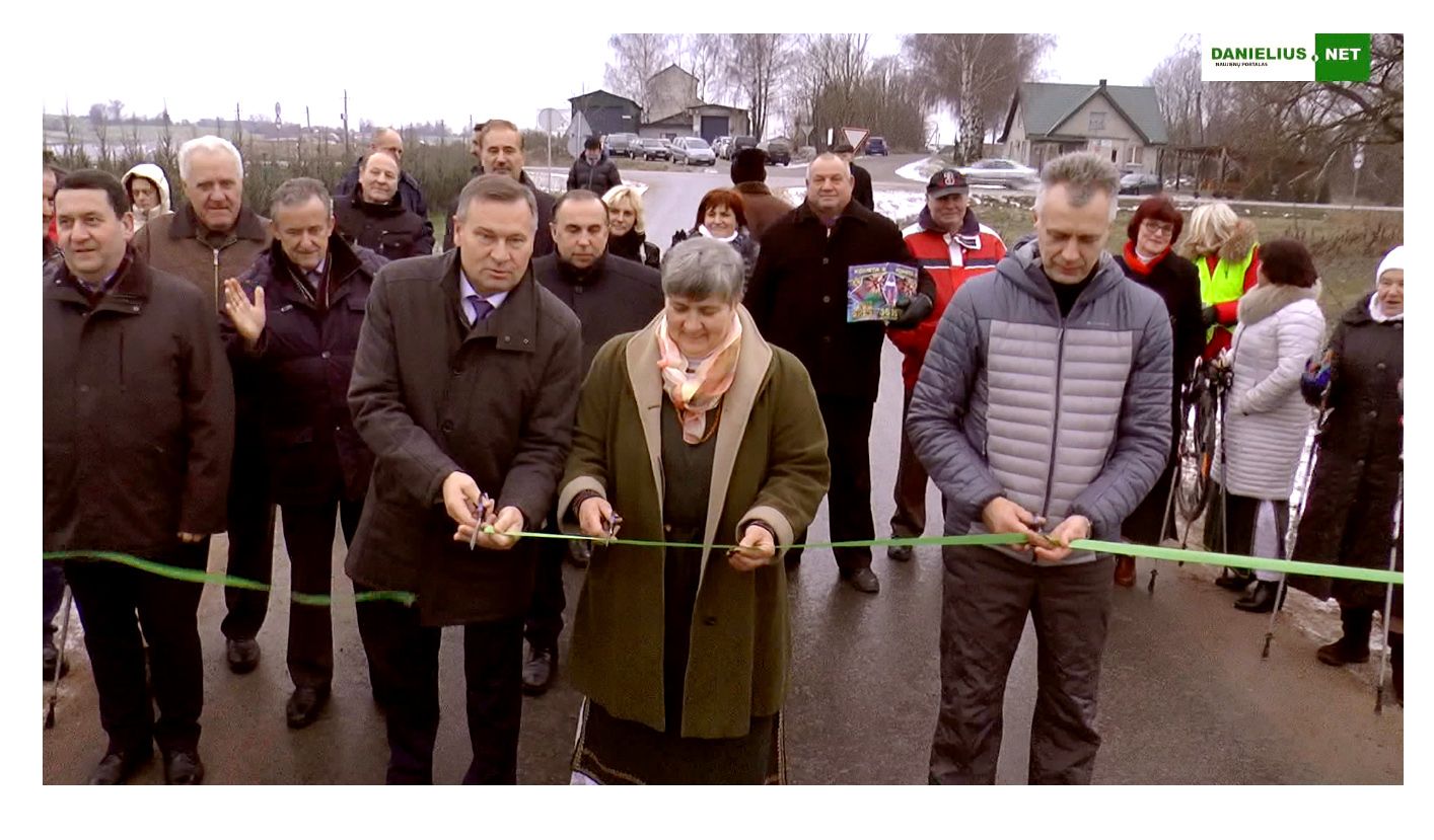 Užubalių-Miklusėnų išasfaltuoto kelio pridavimo šventėje fejerverkai ir kapelos dainos (video)
