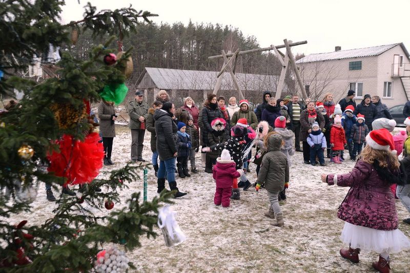 Rimėnų kaime įžiebta Kalėdų eglutė-2018 (video)