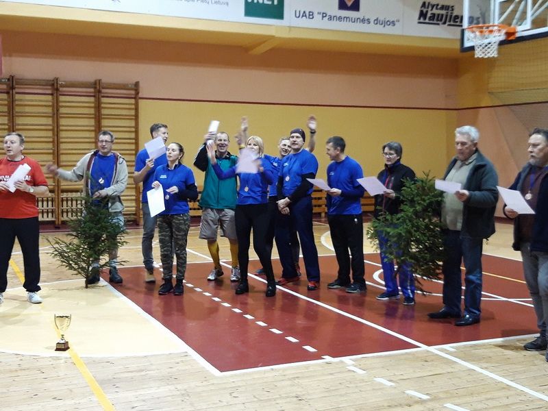 Kalėdiniame tinklinio turnyre Dauguose vėl triumfavo Pivašiūnų komanda