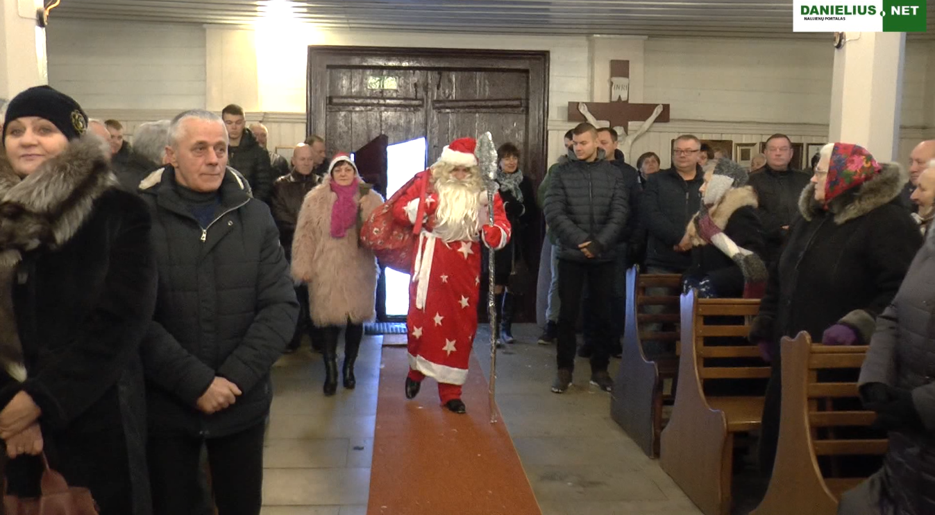 Kalėdų senelis su ponia Kalėdiene lankėsi Alovės bažnyčioje (video)