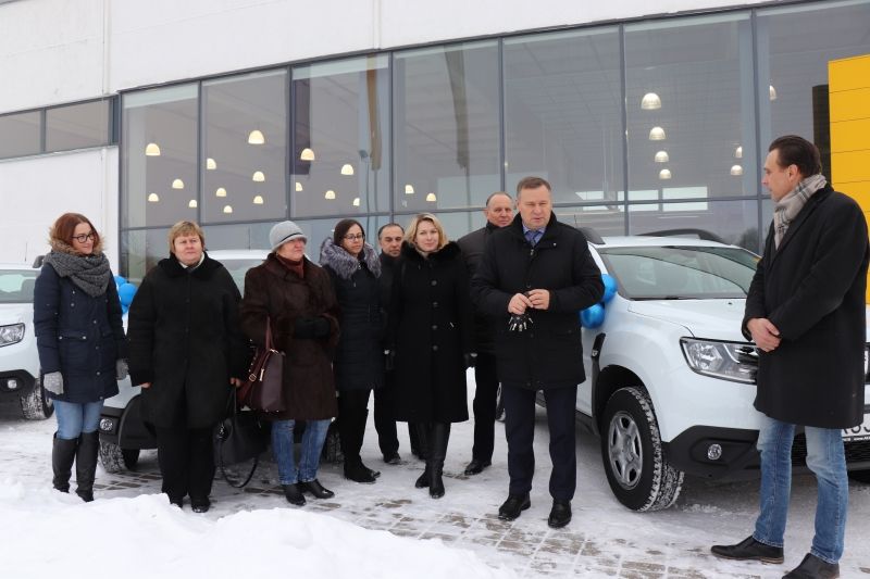 Nupirkti automobiliai darbui su šeimomis