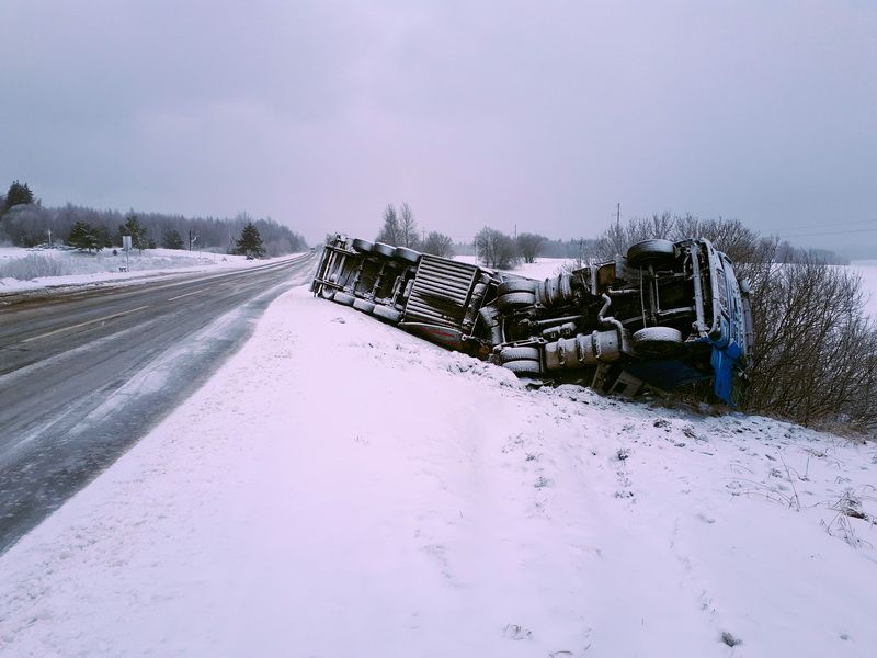 Druskininkų kelyje ties Mančiūnais apvirto sunkvežimis-šaldytuvas krautas žuvimi (foto)