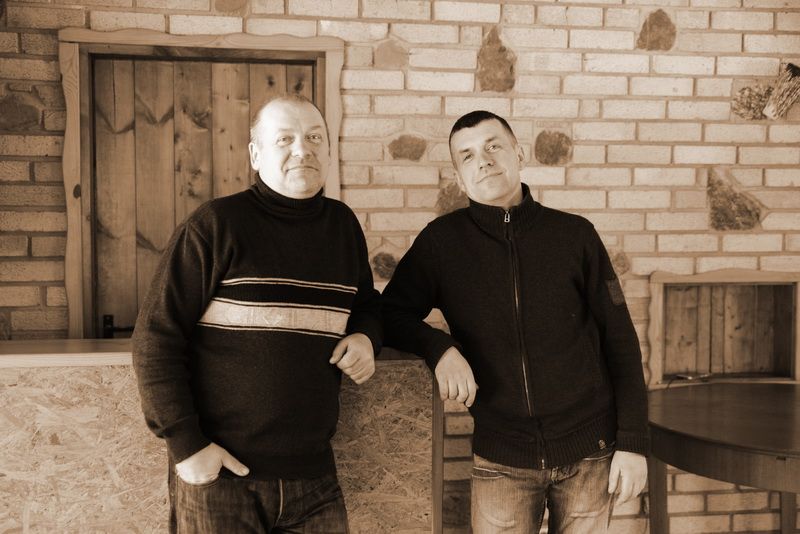 Prisiminimais dalijasi Daugų baro “Pramogos prie židinio” savininkai Gintaras ir Vytas Baliukoniai (video+foto)