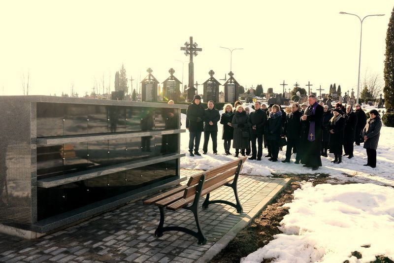 Daugų kapinėse pašventintas kolumbariumas (video)