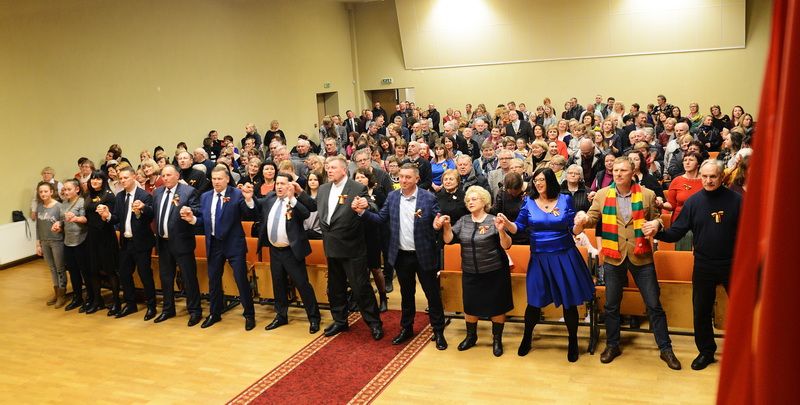 Vasario 16-oji Dauguose su gausybe dovanų ir grupe “Rondo” (foto+video)