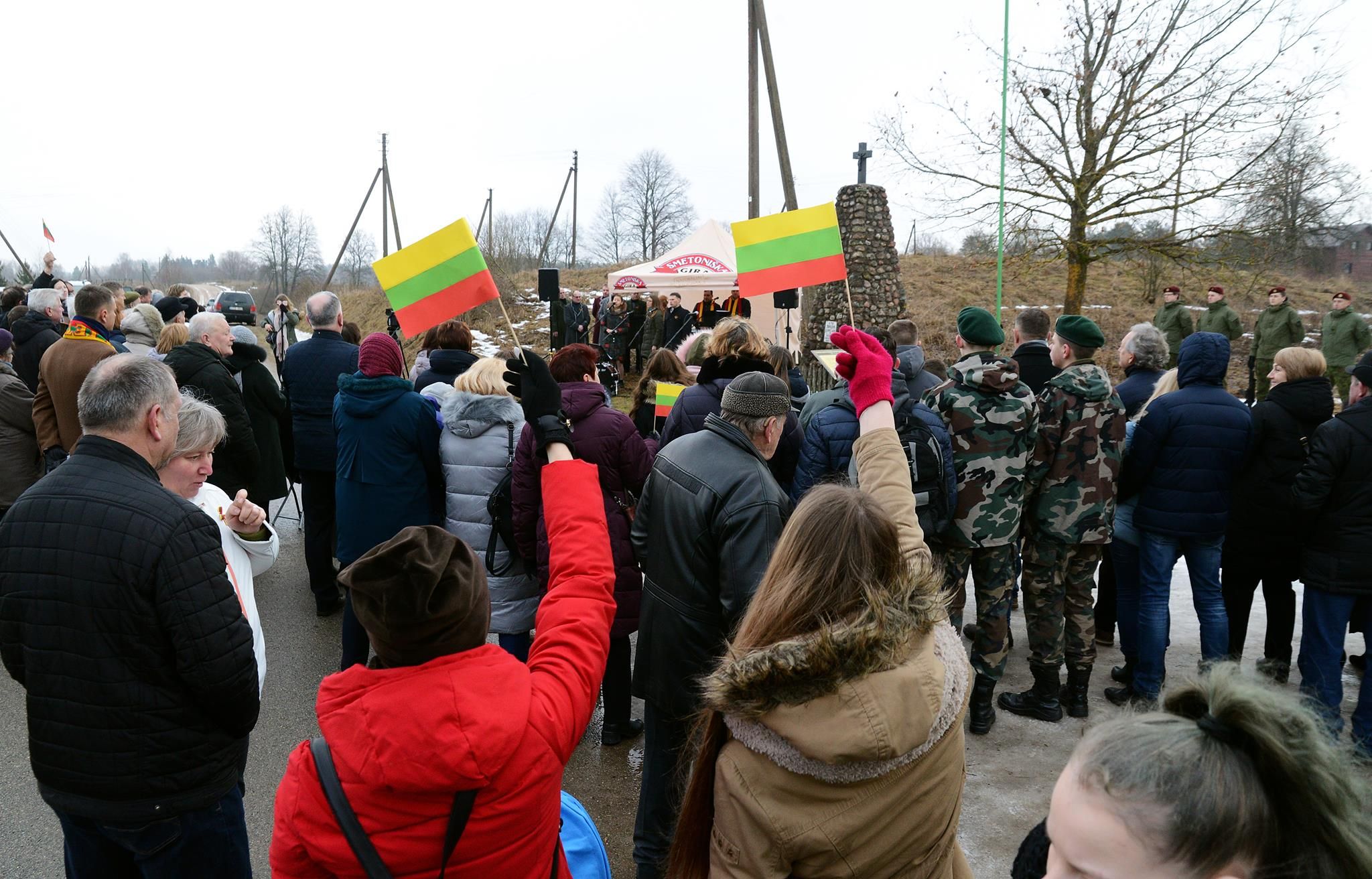 Meškučių Vasario 16-osios šventėje savanoriai salvėmis pagerbė žuvusius Lietuvos gynėjus (video+foto)