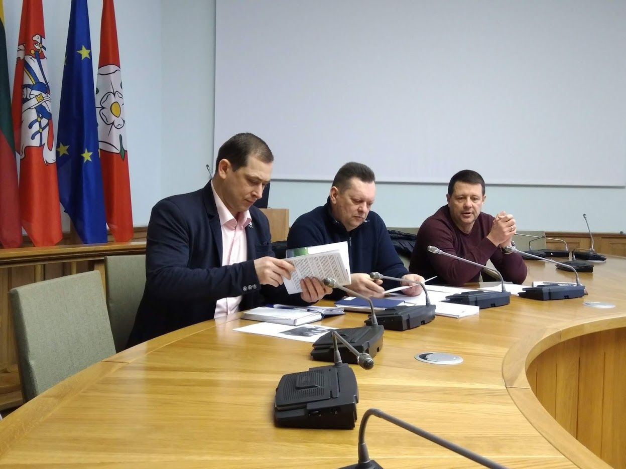 Savo priklausomybių nepripažįstančių tėvų „nuopelnas“ – Kasdien į „karą“einantys vaikai