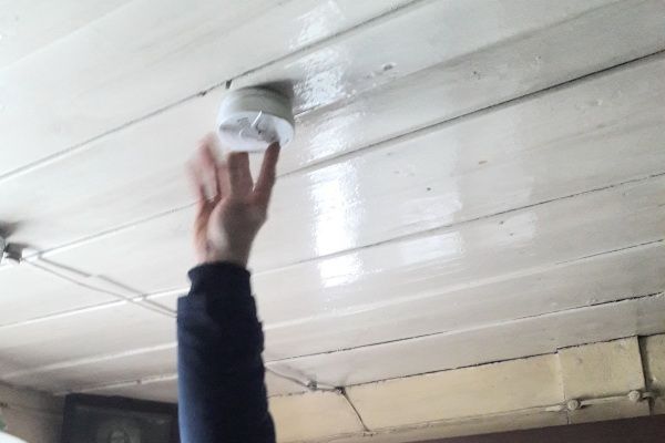 Į gyventojų namus beldžiasi ugniagesiai
