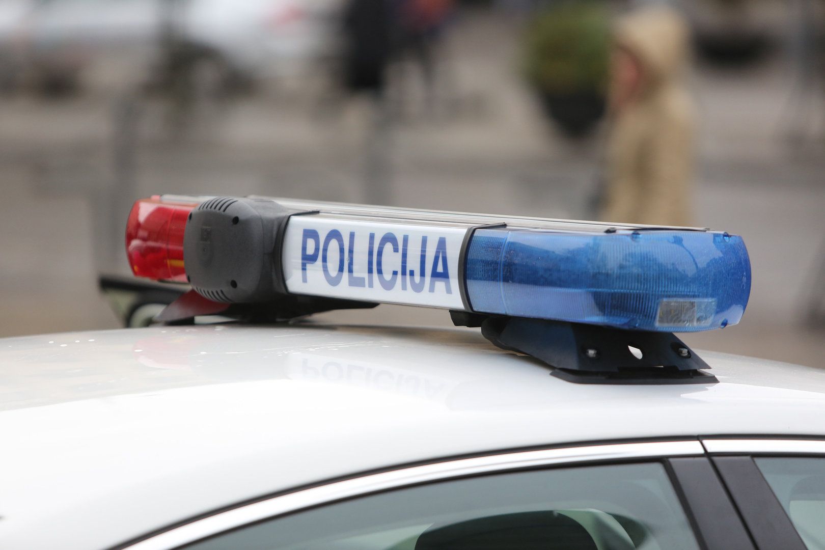 Moteris vairuotoja girtumu beveik du kartus aplenkė kariškį, tačiau abu lygiomis teisėmis nukeliavo į areštinę