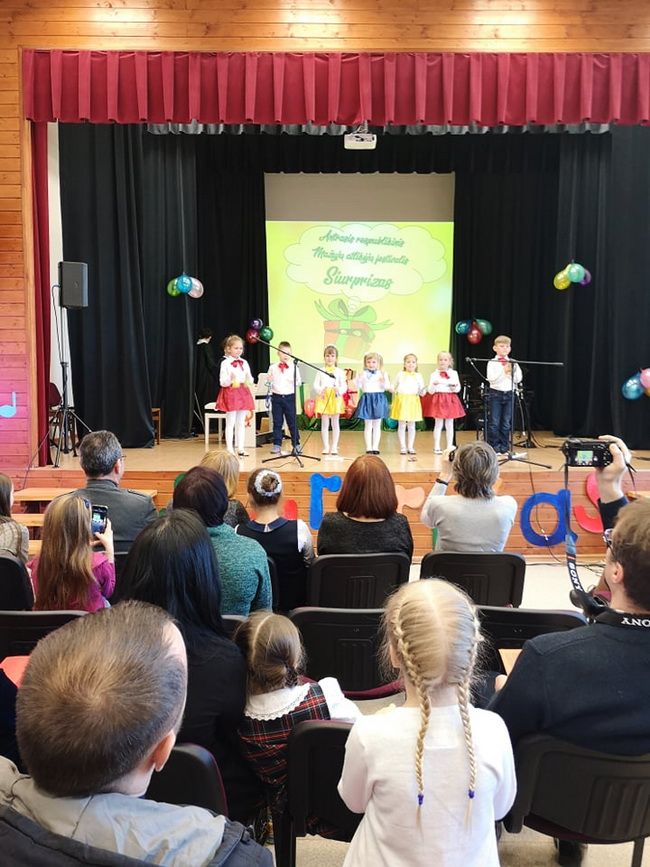 Mažieji Daugų auklėtiniai festivalyje „Siurprizas“  Jiezno muzikos mokykloje