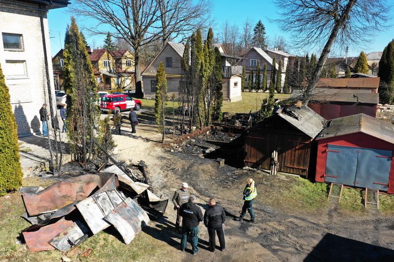 Dauguose sudegė skardinis garažas. Įtariamas padegimas (foto)
