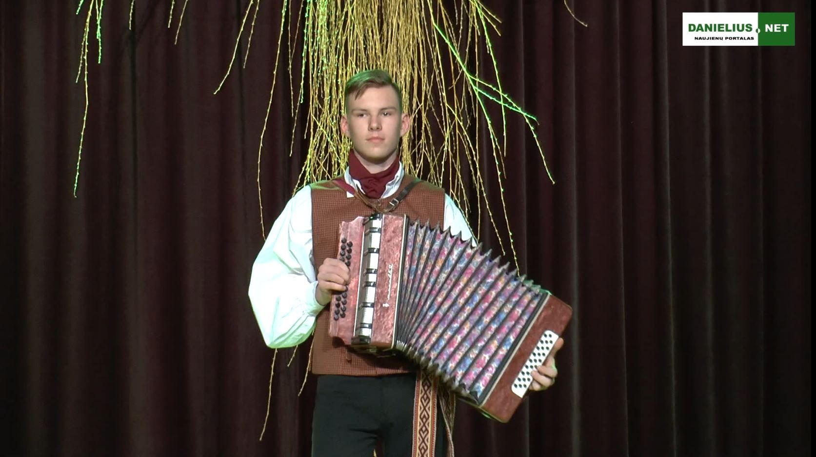 Penkiolikmetis daugiškis Tautvydas Velička groja armonika ir akordeonu (video)