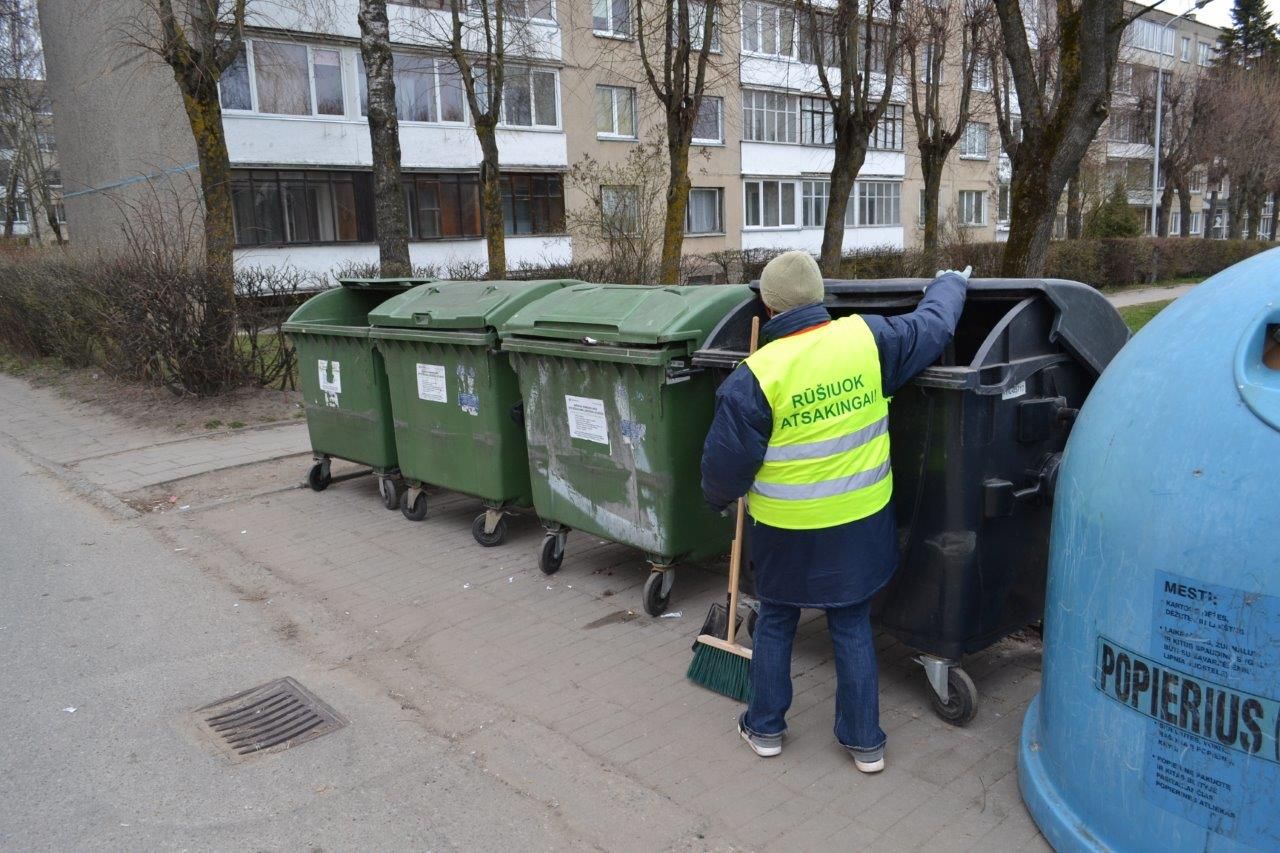 Pasiteisinęs eksperimentas: prie atliekų konteinerių vėl budės „reindžeriai“