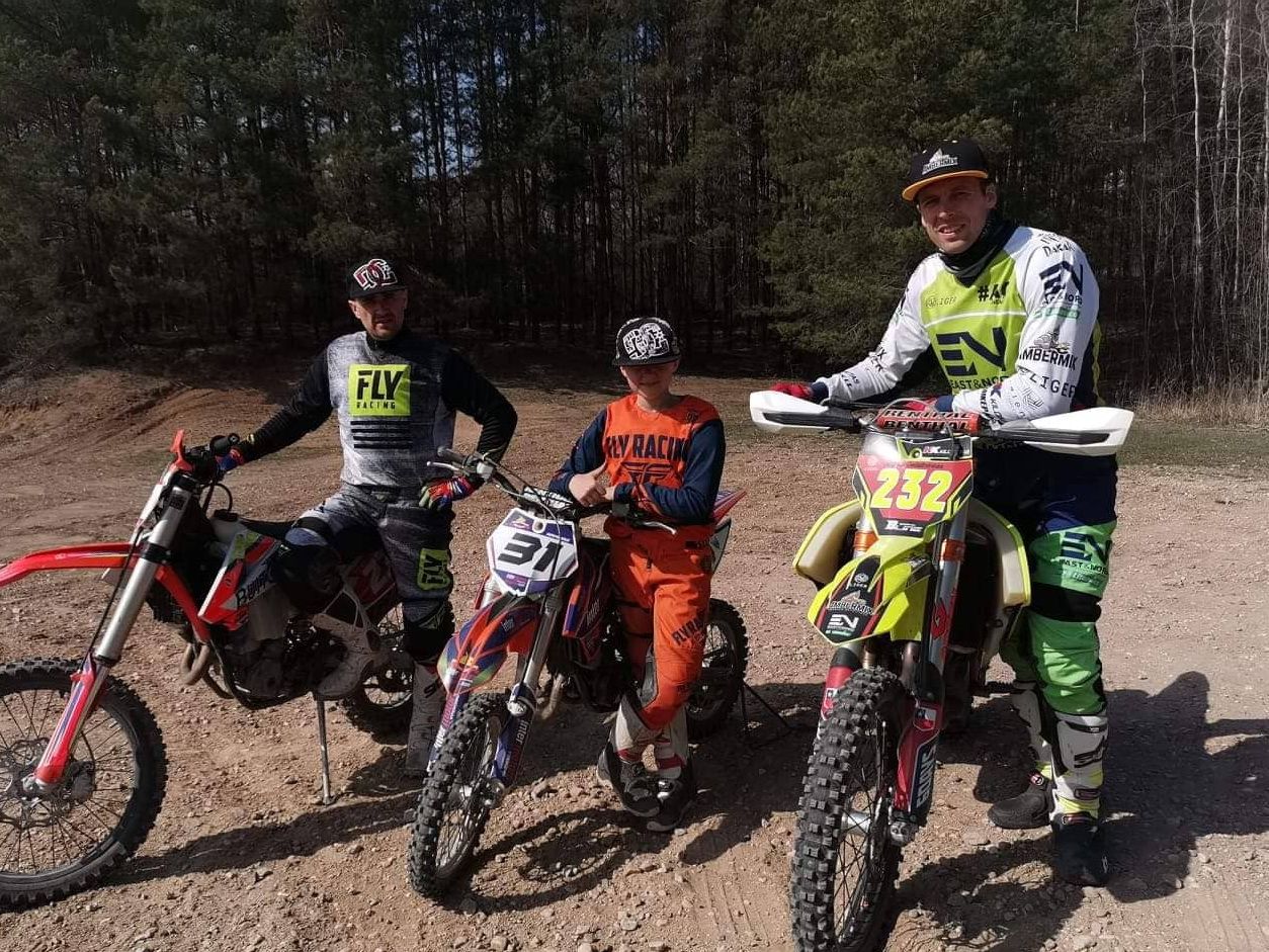 Motociklų klubo “Devyniukė” treniruotėje dalyvavo Dakaro ralio dalyvis Arūnas Gelažninkas (video)