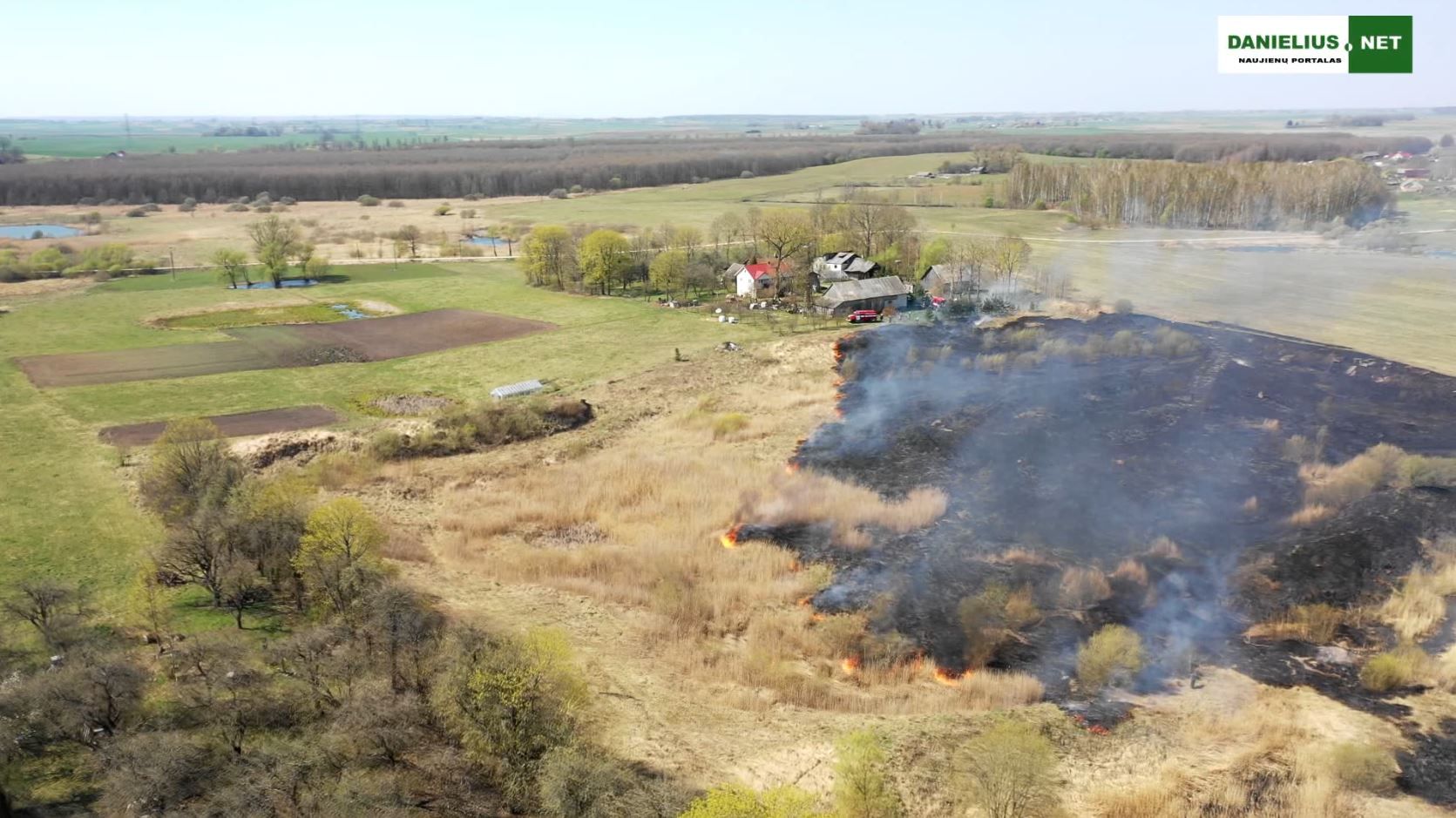 Prie Ūdrijos degusios pievos liepsnos vos nepasiglemžė vienkiemio pastatų (video)