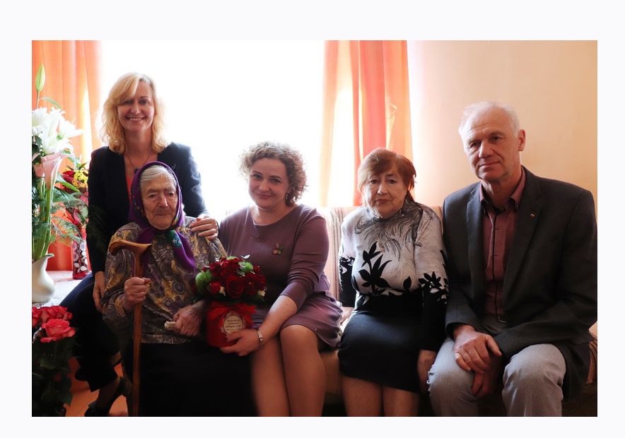 Šimto metų sulaukusios senolės giedojo himną ir juokėsi iš savęs