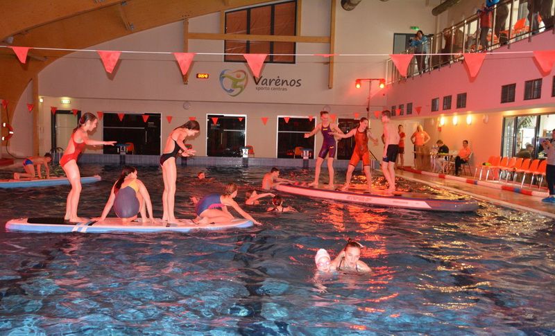 Lietuvos šeimų plaukimo varžybose „Varėnos taurė 2019“ nugalėtojais tapo perlojiškės ir vilniečiai