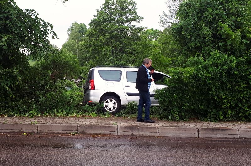 Dauguose automobilis be vairuotojo nulėkęs daugiau nei 100 metrų trenkėsi į medį