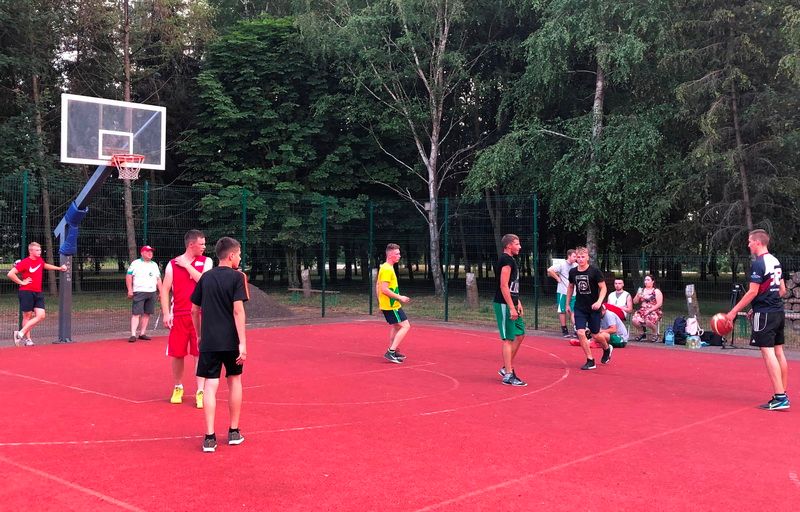 Butrimonių gimnazijos sporto aikštyne surengtas krepšinio turnyras prieš patyčias (foto)
