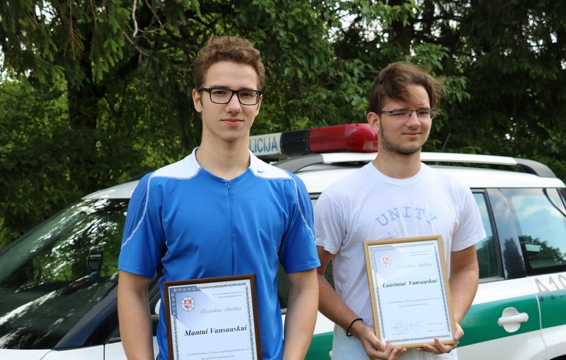 Padėka vaikinams už pagalbą gesinant gaisrą