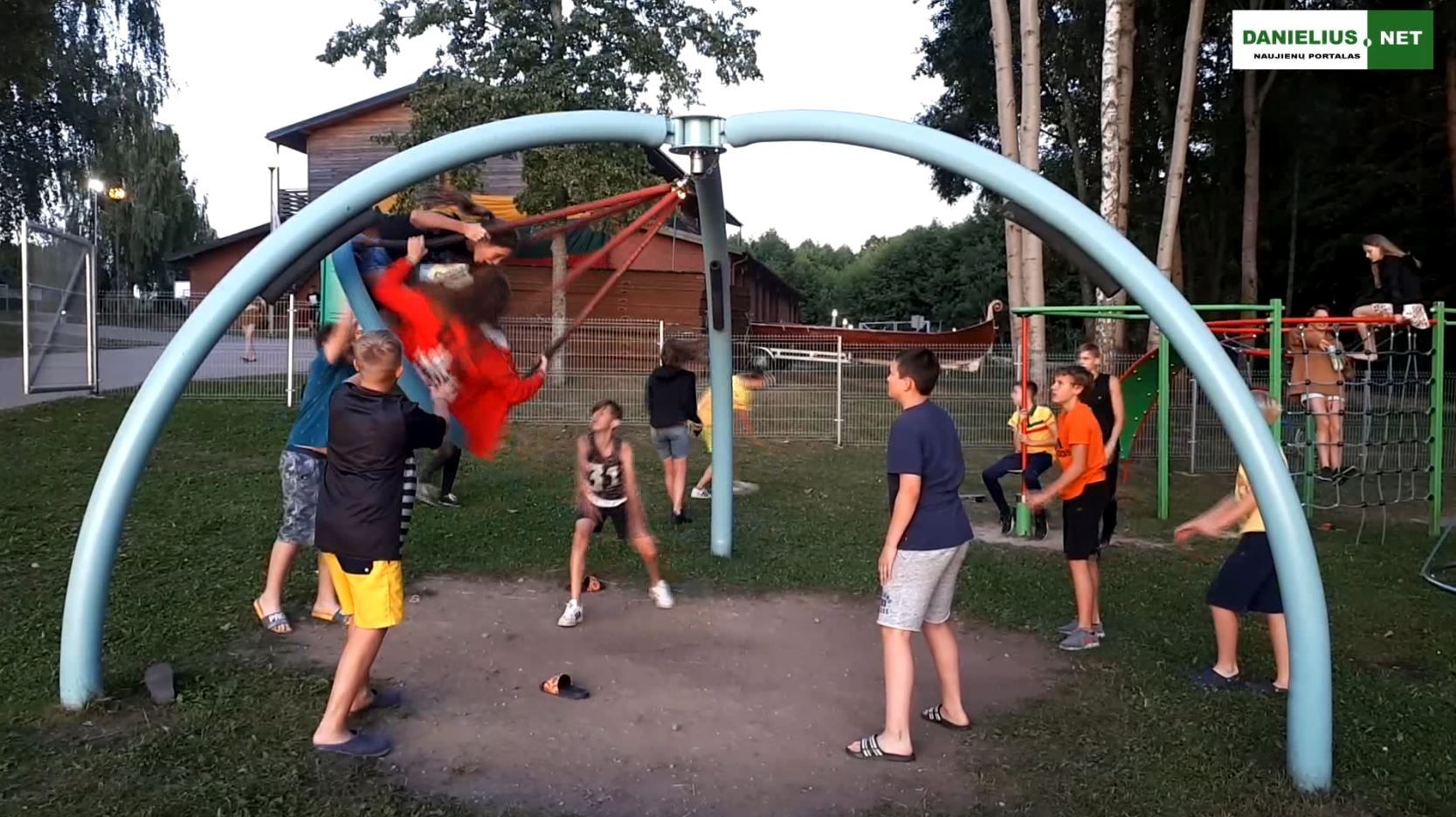 Dauguose stovyklauja lietuviai iš viso pasaulio (video)