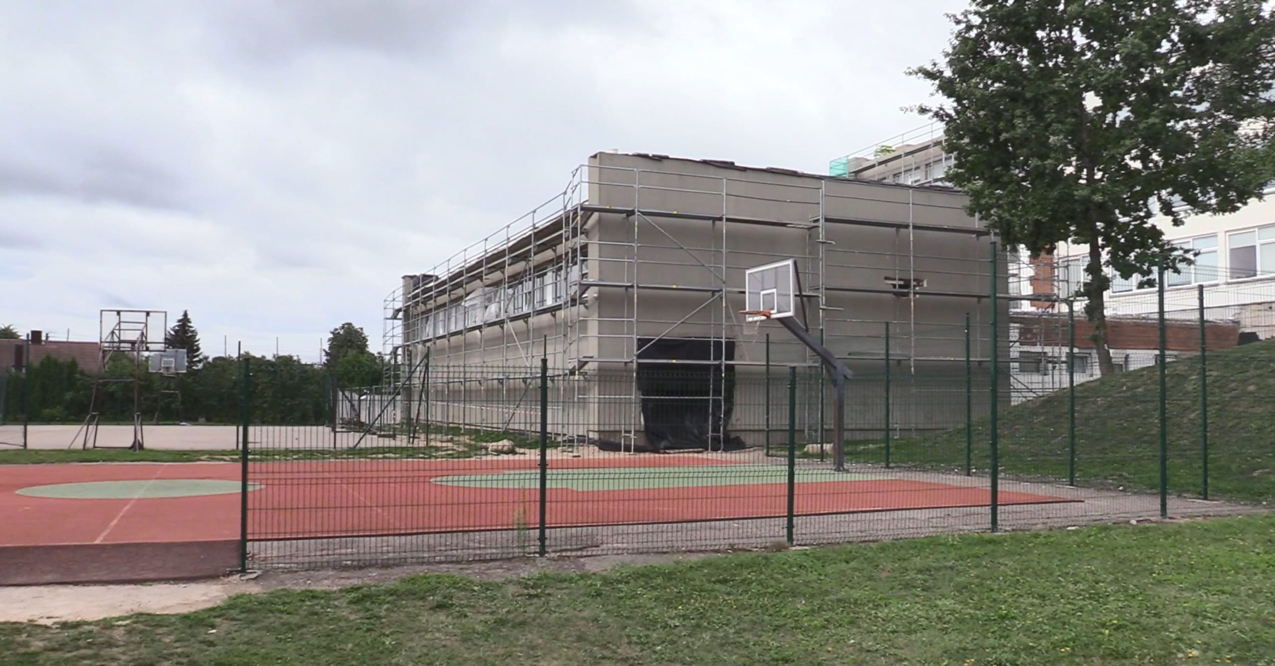 Daugų Vlado Mirono gimnazijos renovacija: baigiama atnaujinti sporto salė (video)