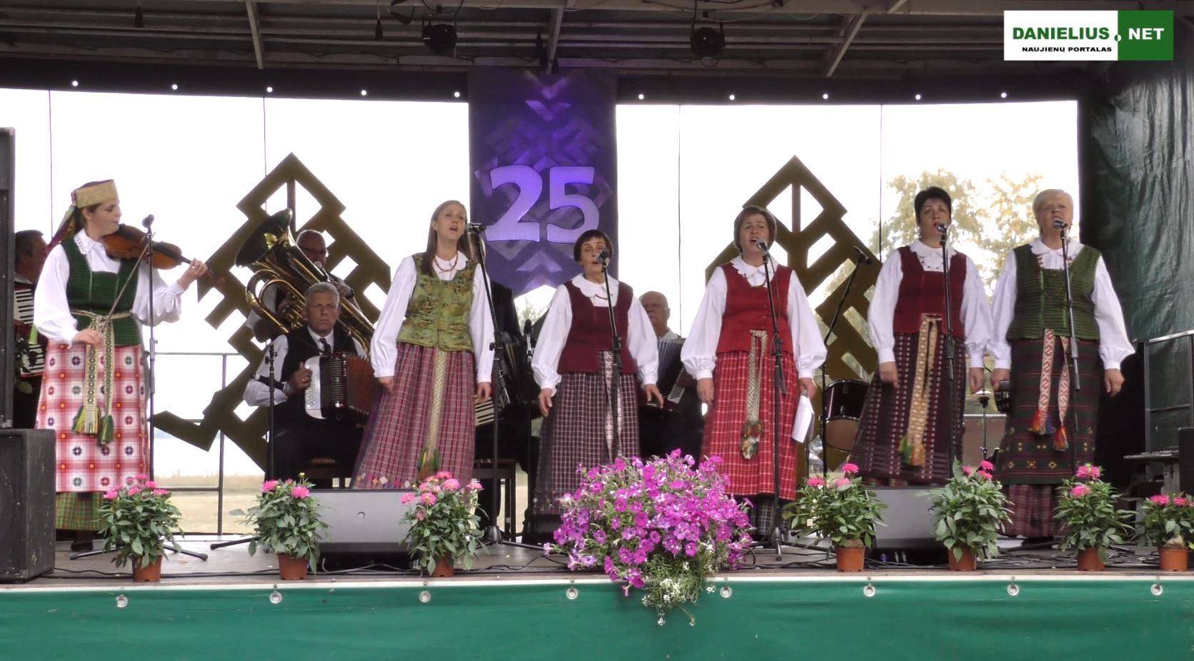 Metelių parapijos liaudiškos muzikos kapela šventė 25 metų gimtadienį (video)