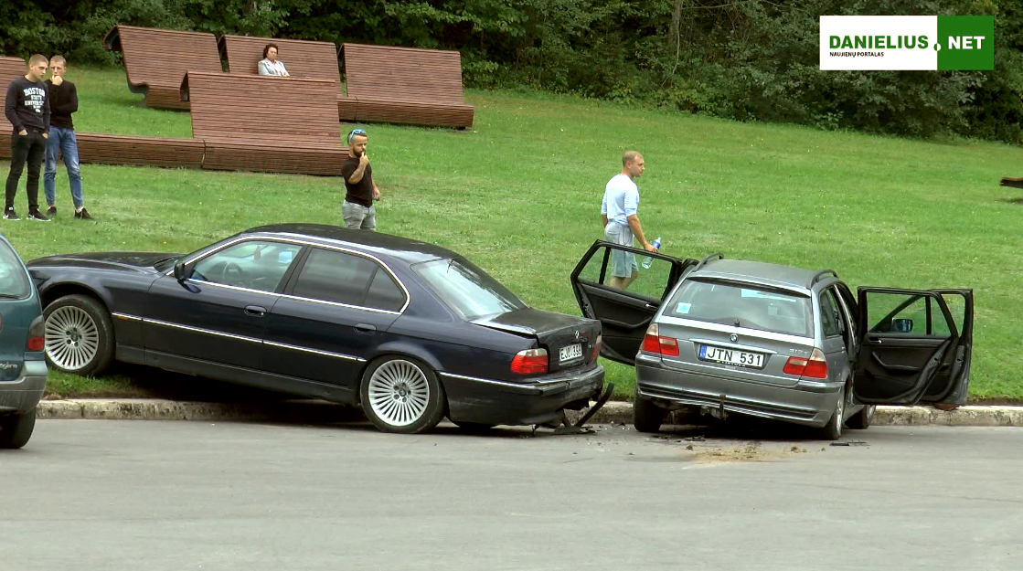 BMW driftas Alytaus Dainų slėnyje baigėsi avarija (video)