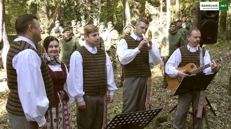Partizaniškas dainas dainuoja Alytaus rajono savivaldybės kultūros centro darbuotojai (video)