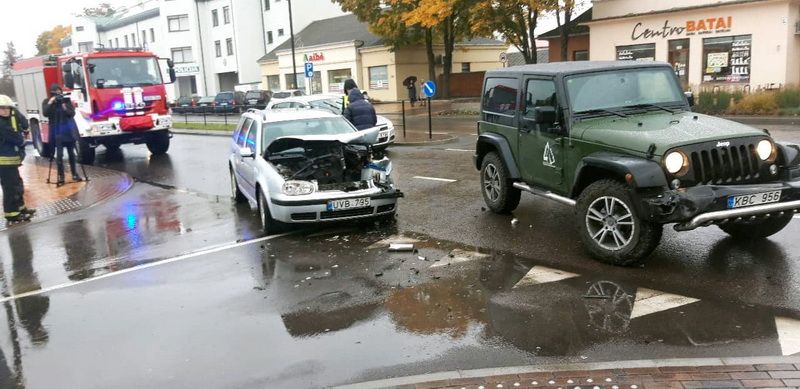 Alytaus Jotvingių gatvėje susidūrė du automobiliai (foto)