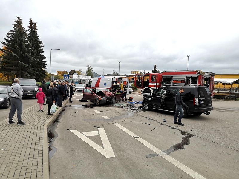 Alytaus Kepyklos gatvėje susidūrė visureigis Land Rover ir BMW (foto+video)