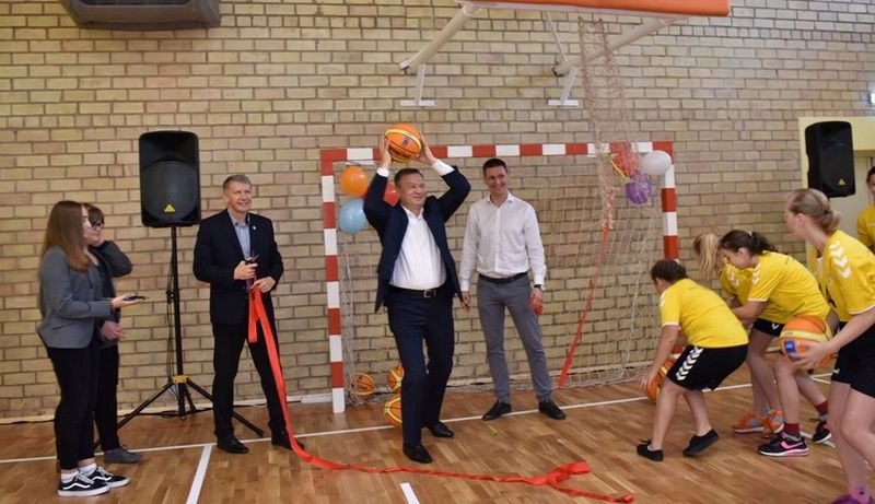Duris atvėrė renovuota Daugų gimnazijos sporto salė (video)