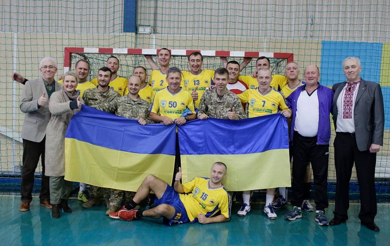 Spalio 26 dieną Varėnoje dėl Ukrainos ambasadoriaus taurės vėl varžysis rankinio veteranai (foto)