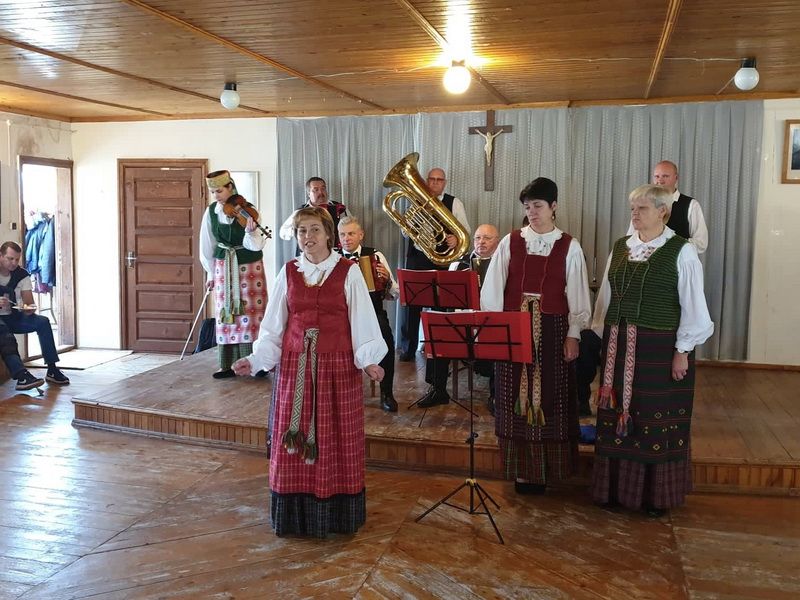 Tradicinėje Rumbonių rožančiaus mylėtojų šventėje maldos už ugniagesius (video+foto)