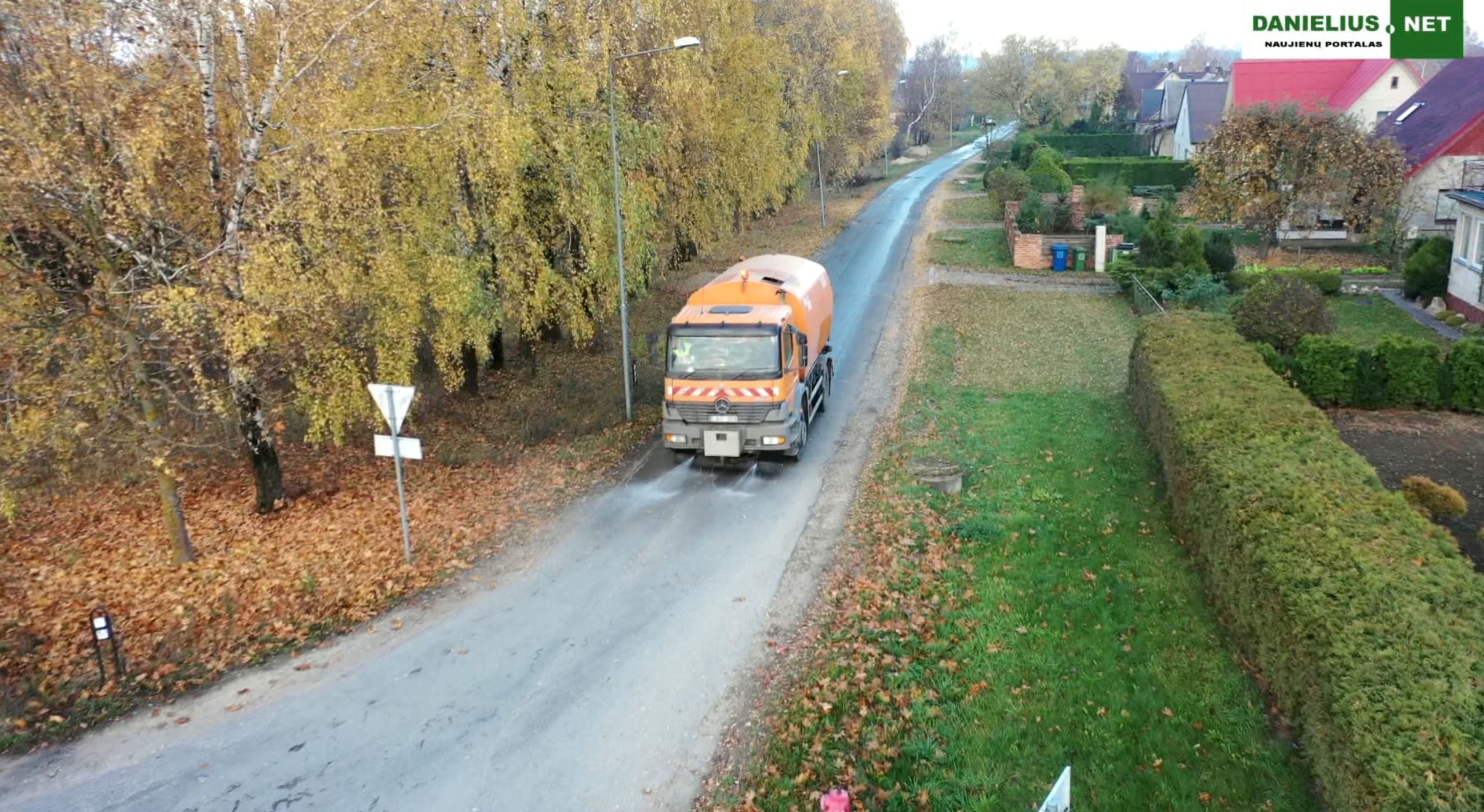 Besibaigiant Alytaus gaisrui Miklusėnuose pradėtos plauti gatvės (video)