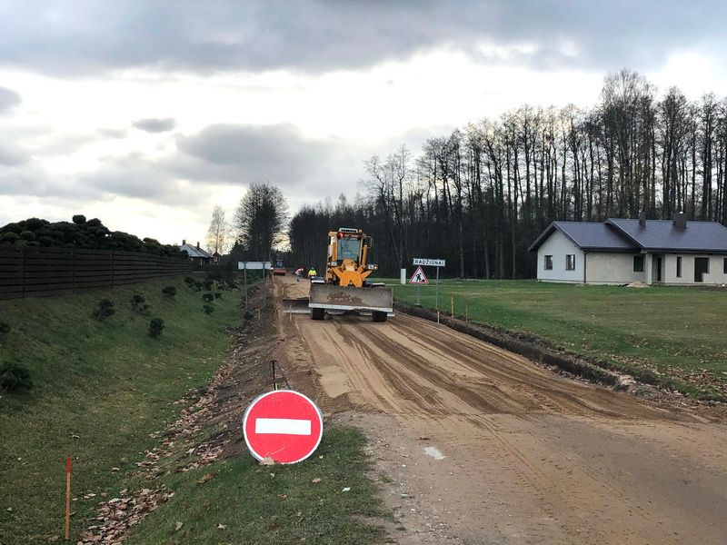 Radžiūnuose tiesiamas naujas asfaltas