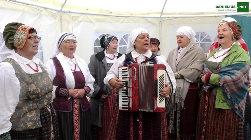 Valkininkų moterys dainuoja “Tik širdyje man paliko tavo akys…” (video)