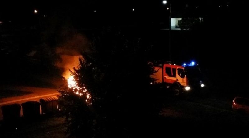 Vidurnaktį Alytaus Ulonų ir Daugų gatvėse liepsnojo šiukšlių konteineriai
